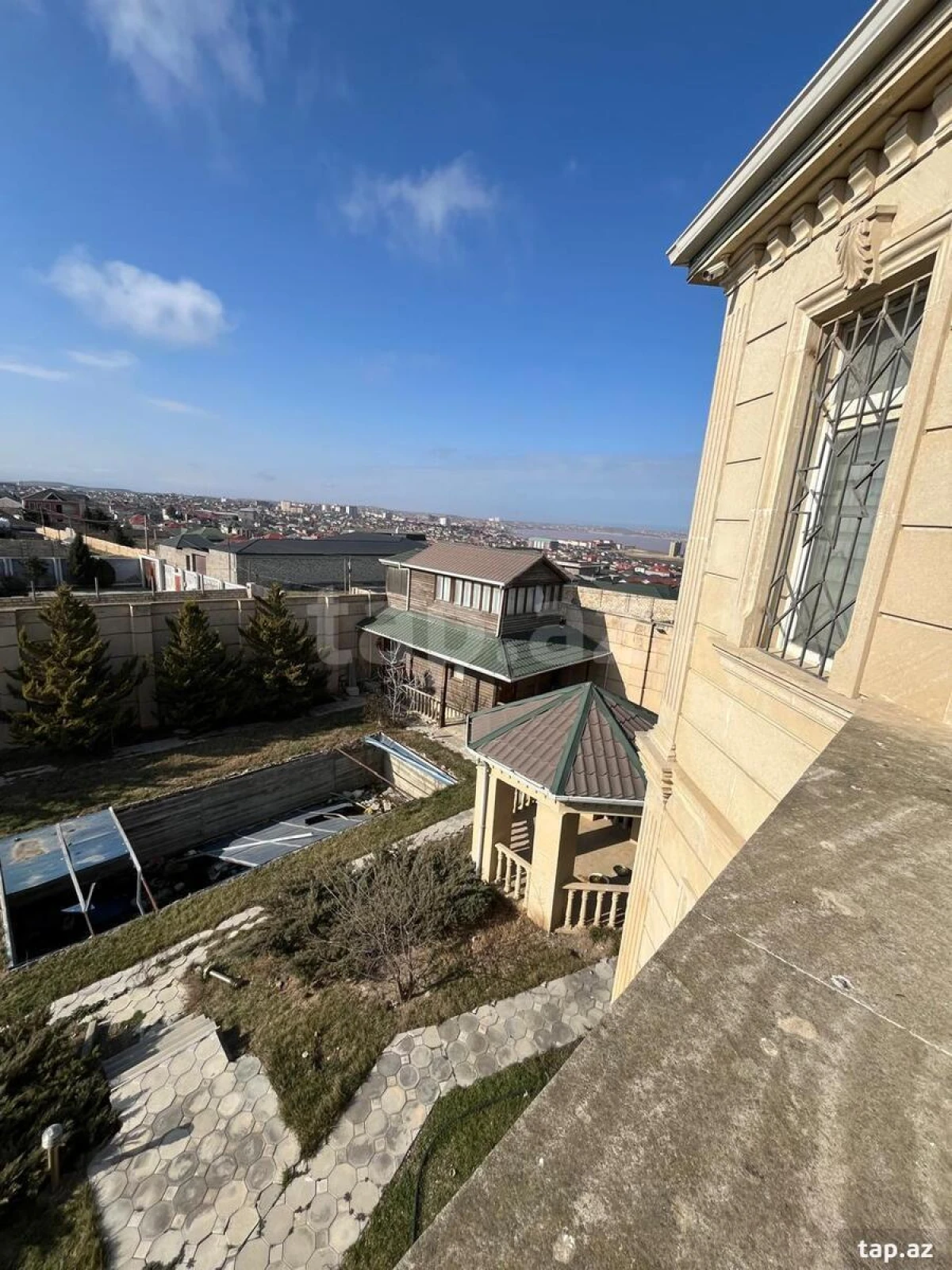 Satılır 8 otaqlı həyət evi