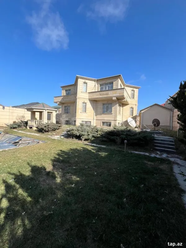 Satılır 8 otaqlı həyət evi
