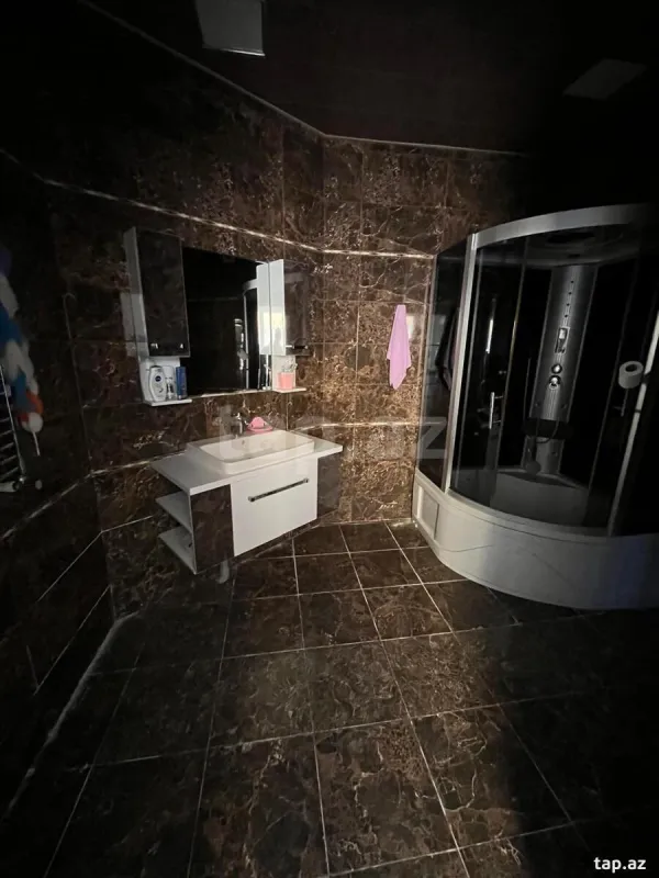 Satılır 8 otaqlı həyət evi