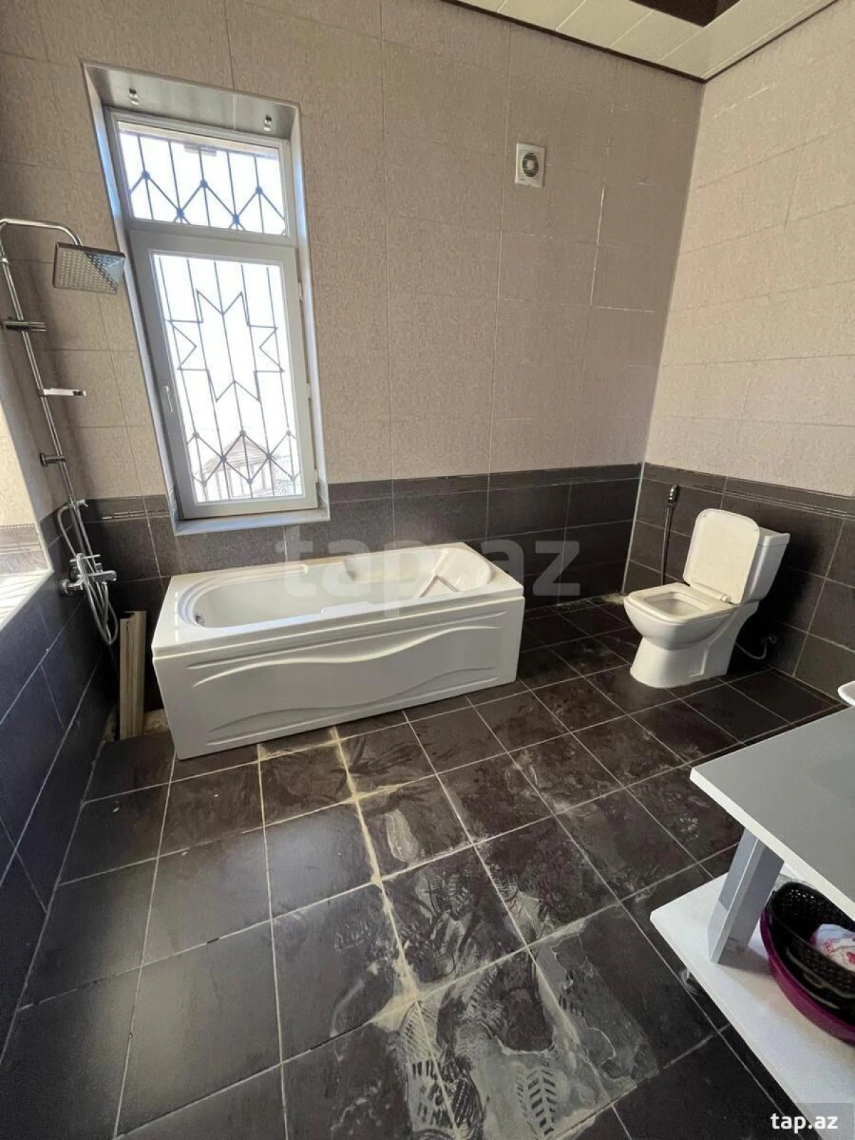 Satılır 8 otaqlı həyət evi