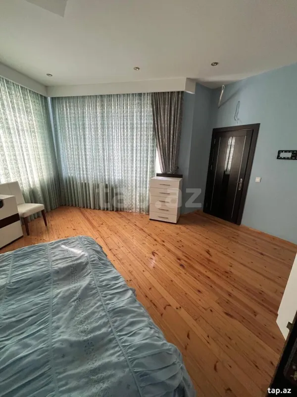 Satılır 8 otaqlı həyət evi