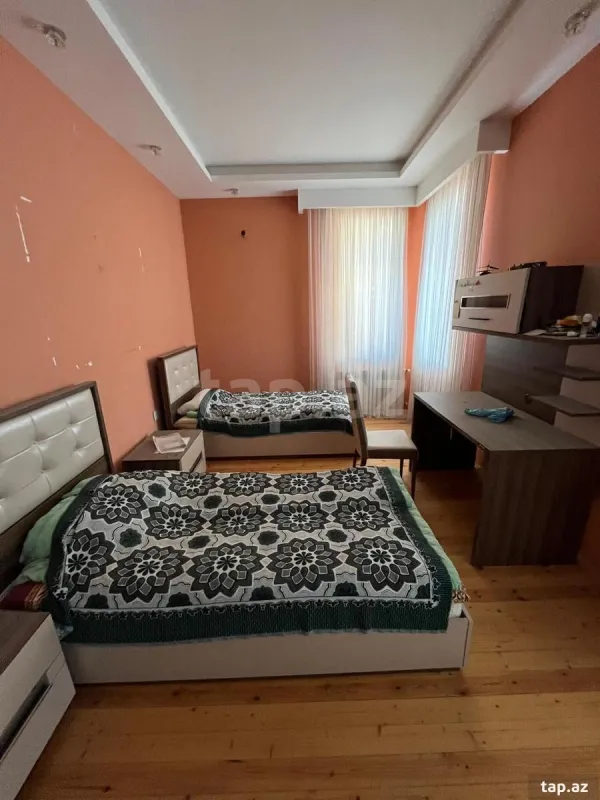 Satılır 8 otaqlı həyət evi