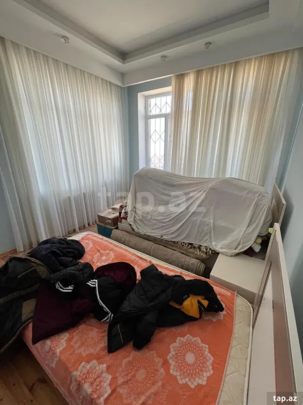 Satılır 8 otaqlı həyət evi