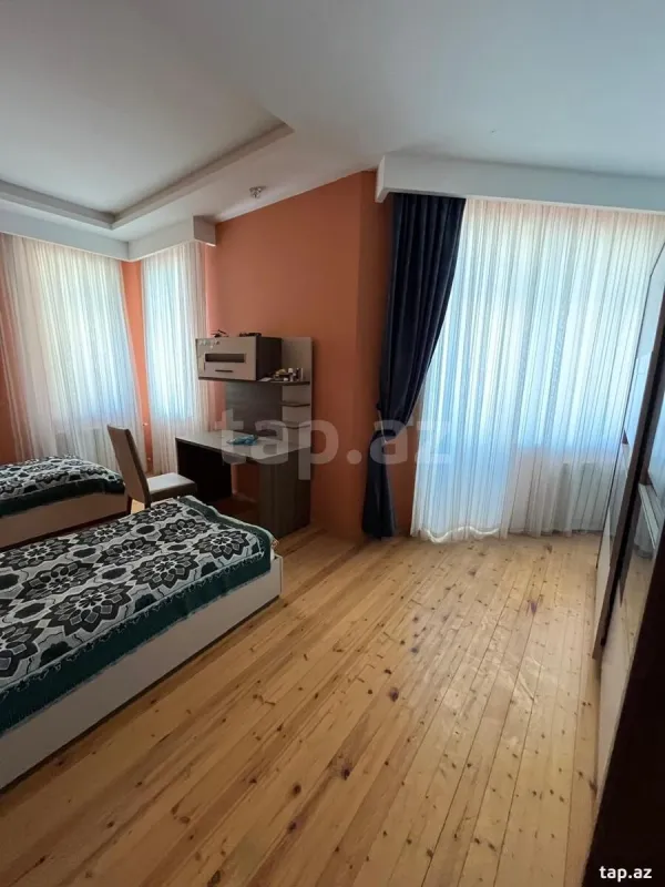 Satılır 8 otaqlı həyət evi