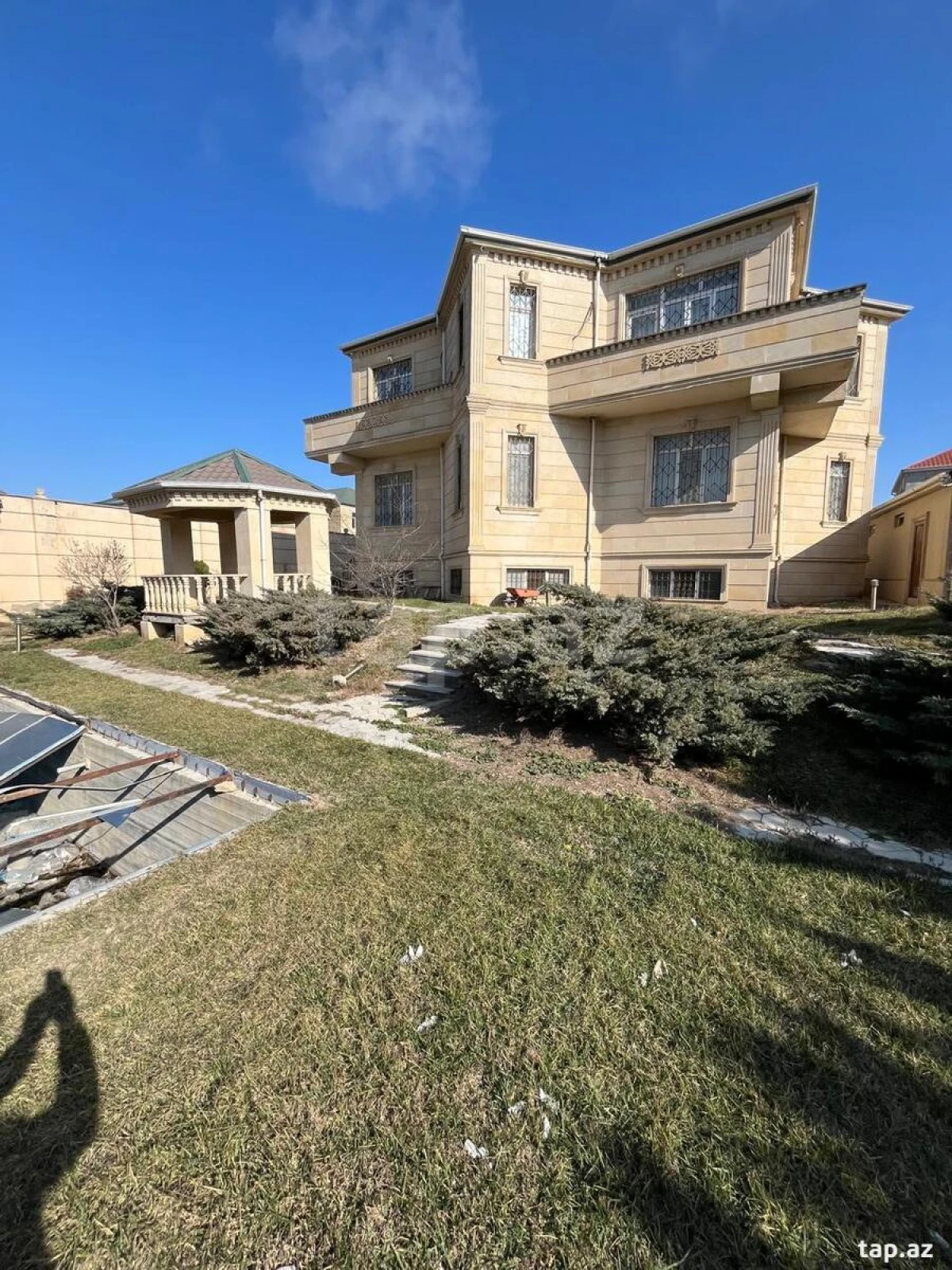 Satılır 8 otaqlı həyət evi