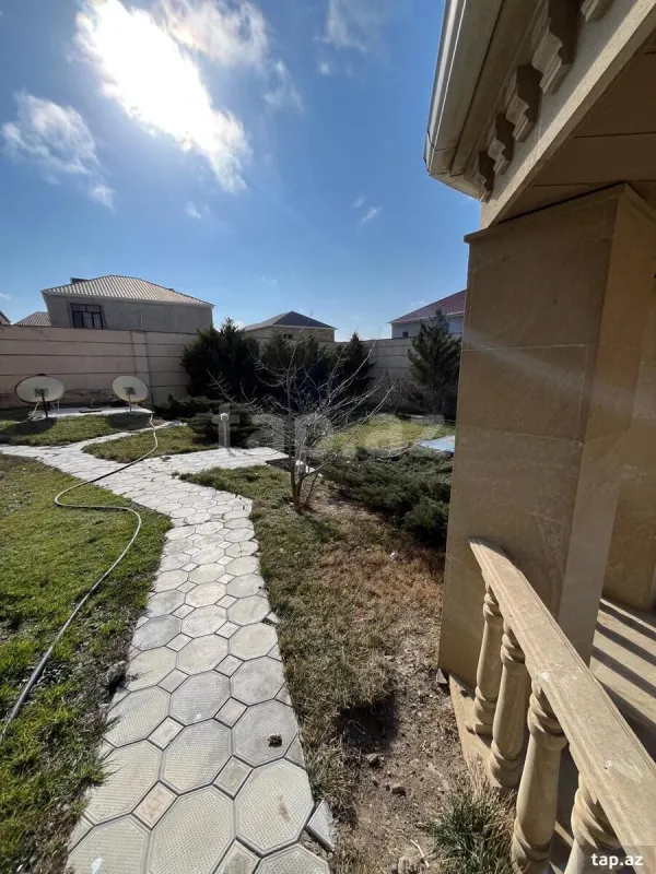 Satılır 8 otaqlı həyət evi