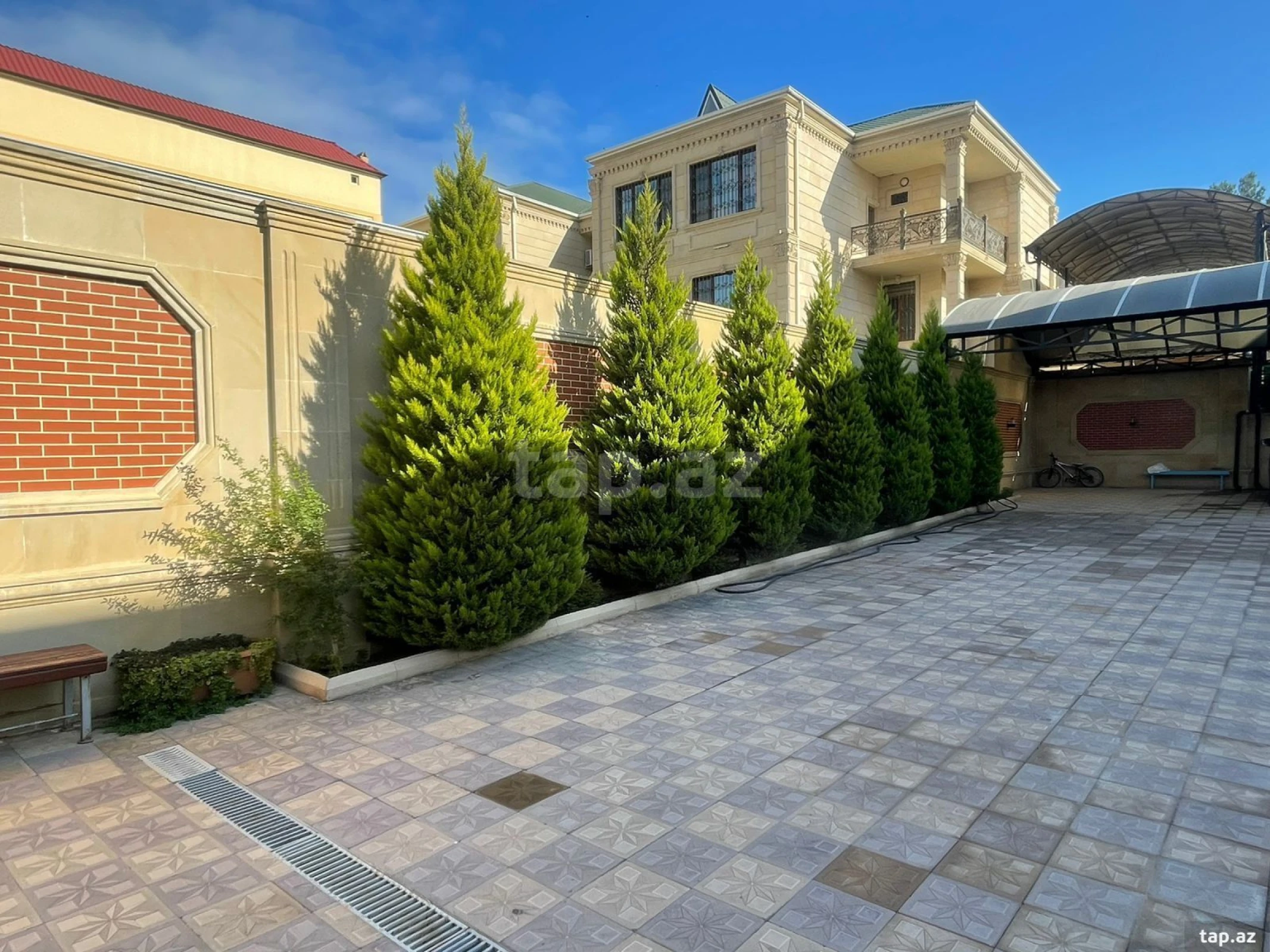 Kirayə verilir 9 otaqlı həyət evi