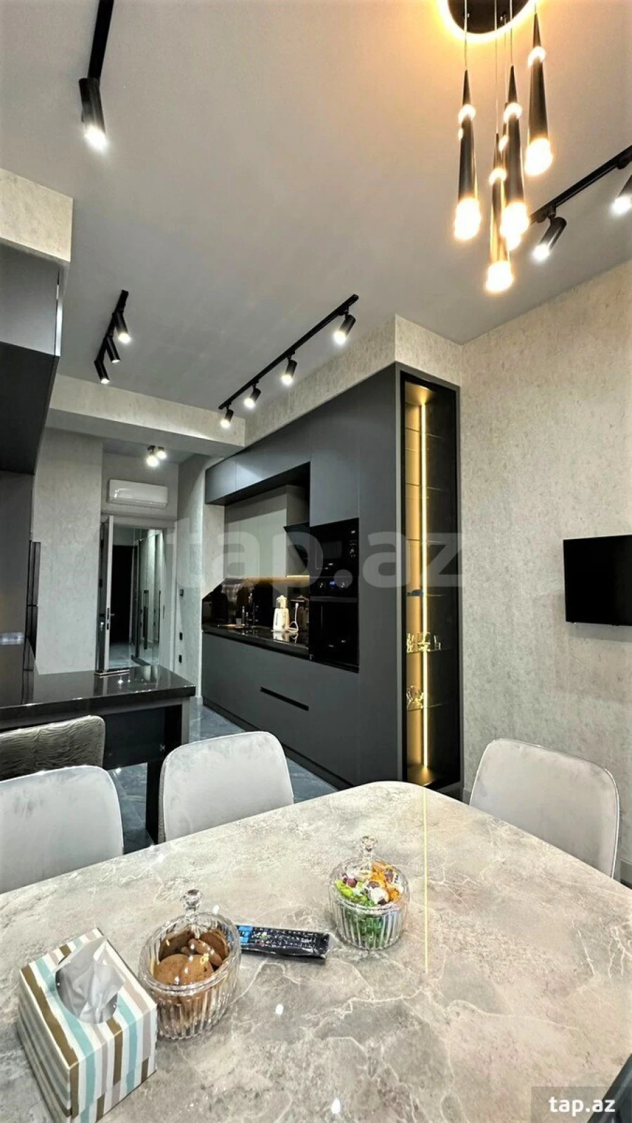 Kirayə verilir 3 otaqlı yeni tikili 180 m²