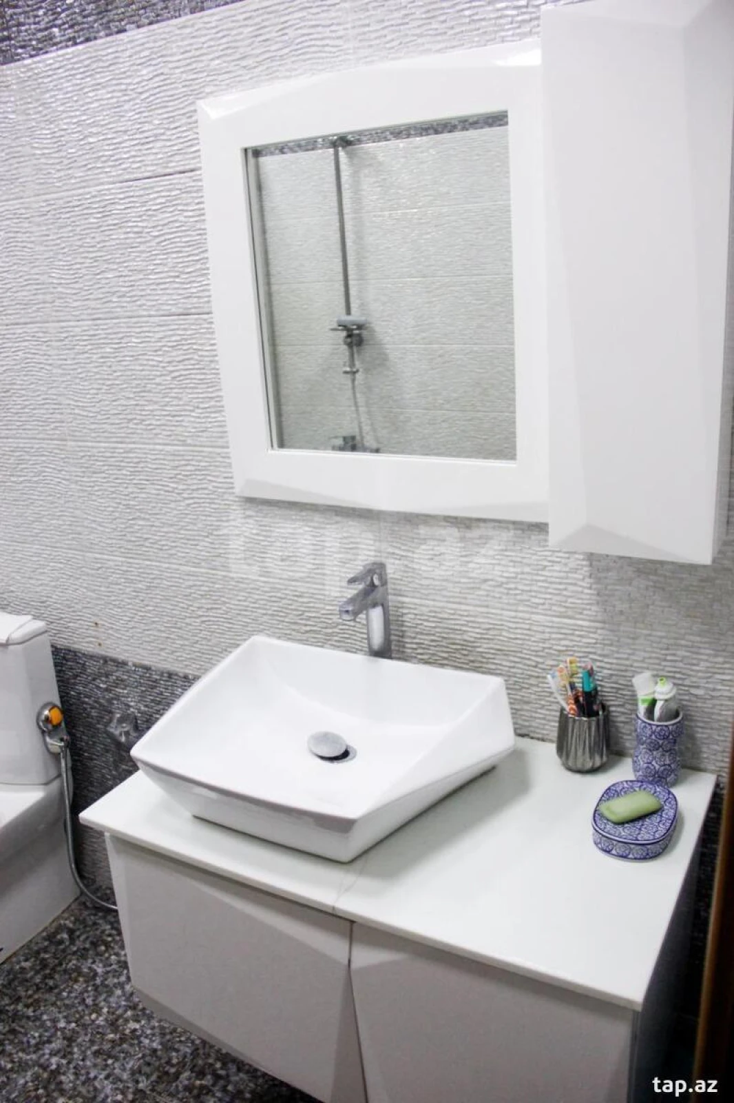 Kirayə verilir 3 otaqlı yeni tikili 155 m²