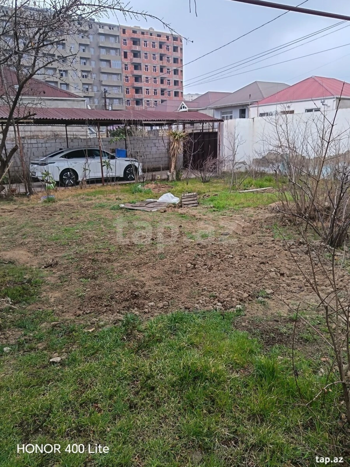 Satılır 8 otaqlı həyət evi