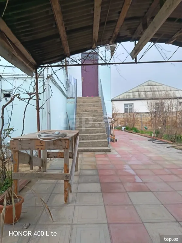 Satılır 8 otaqlı həyət evi