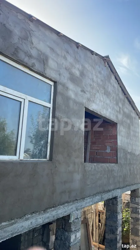 Satılır 8 otaqlı həyət evi