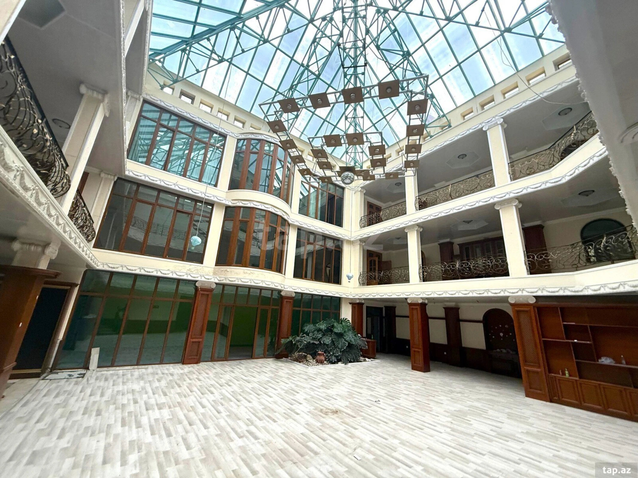 Satılır 19 otaqlı həyət evi