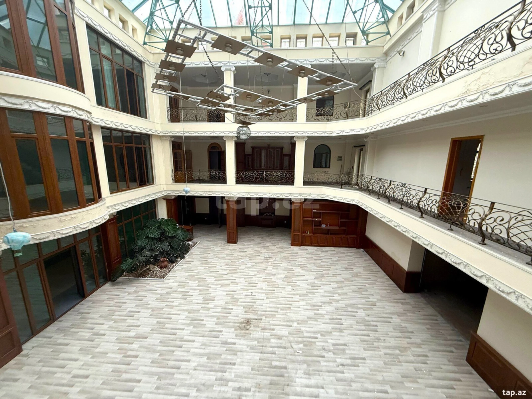 Satılır 19 otaqlı həyət evi