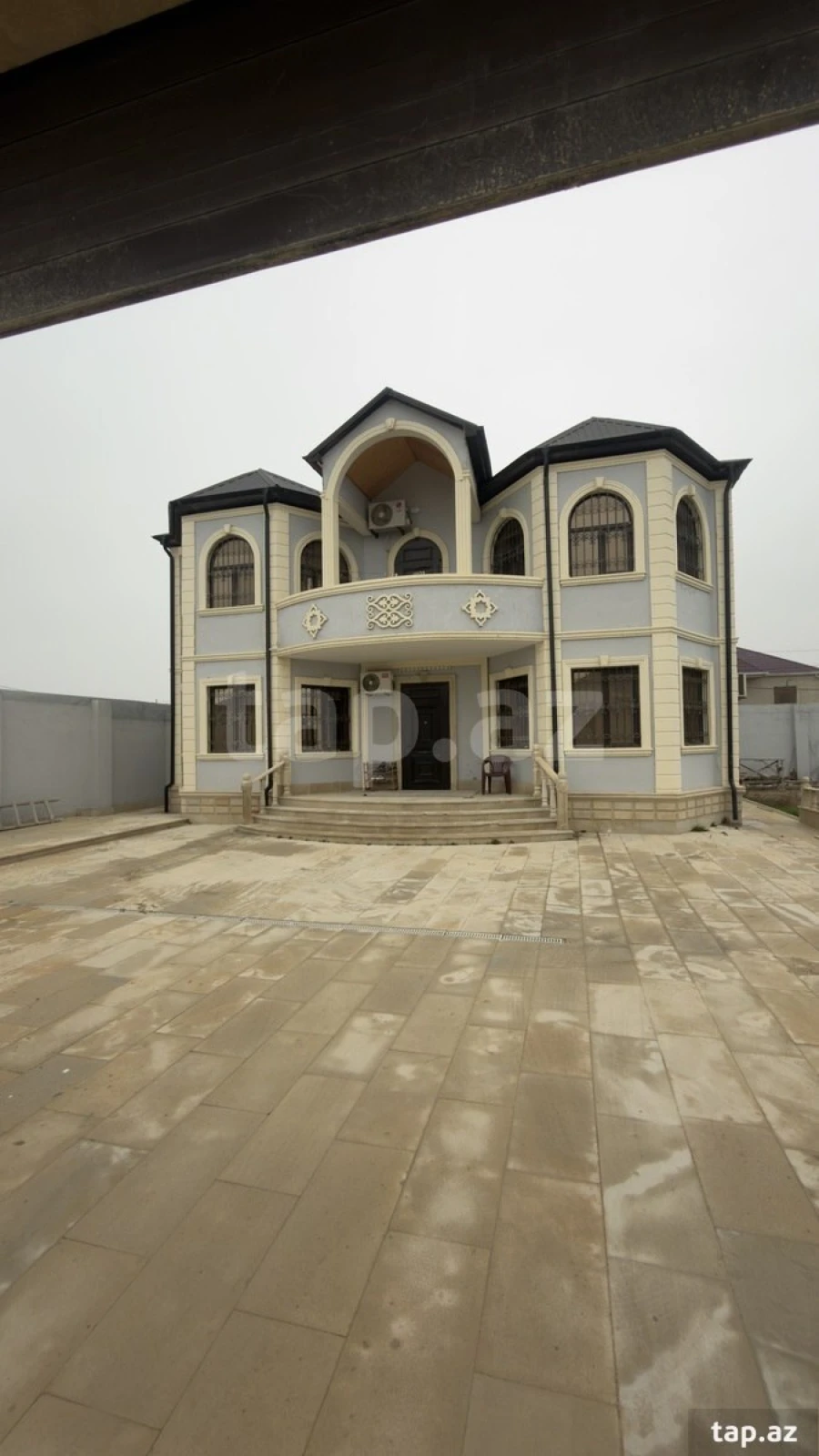 Satılır 9 otaqlı həyət evi