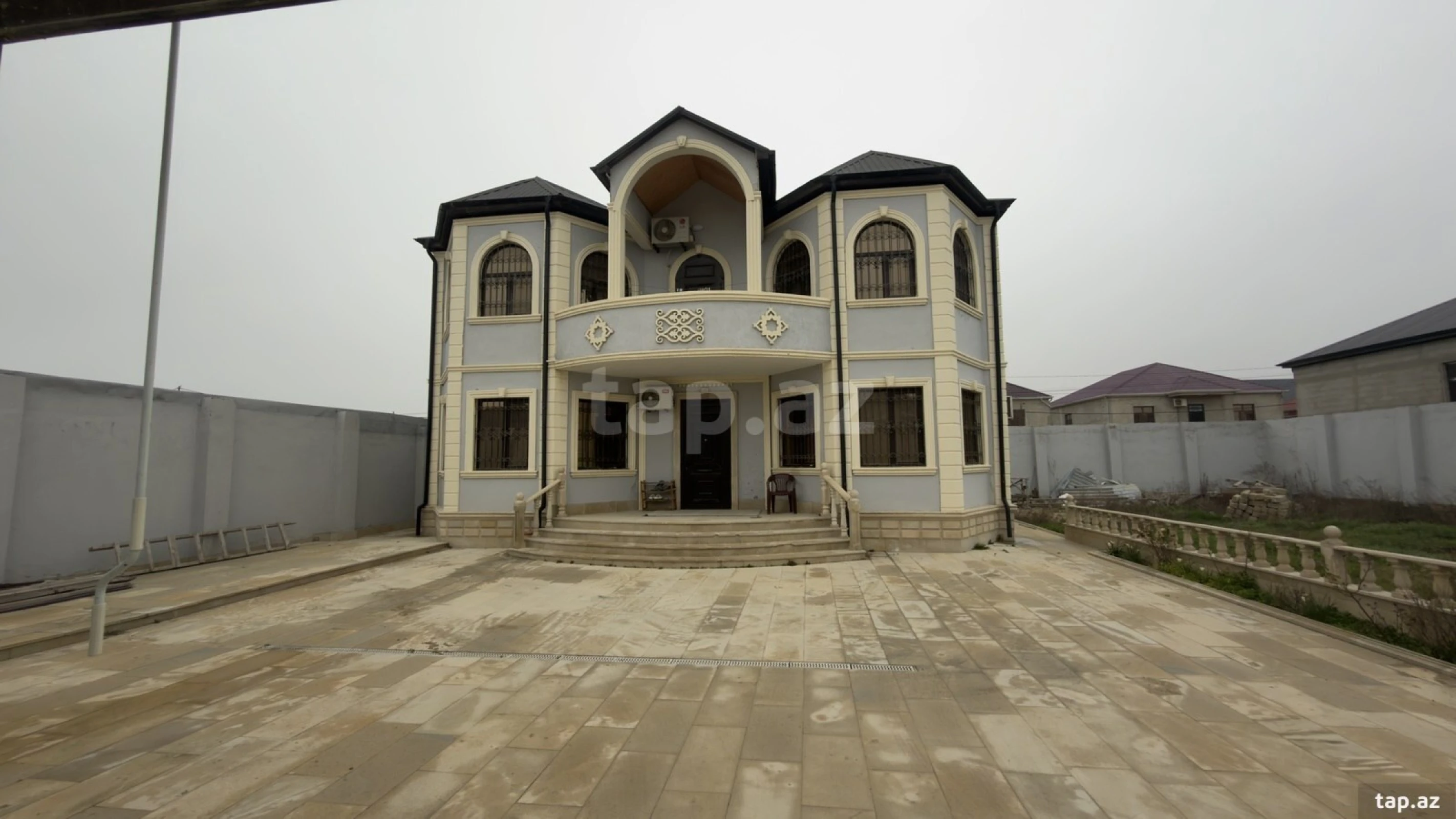 Satılır 9 otaqlı həyət evi