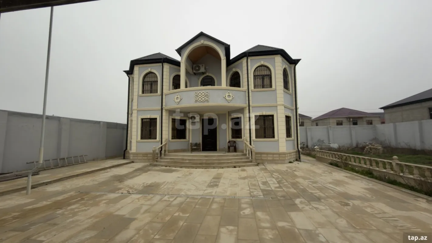 Satılır 9 otaqlı həyət evi