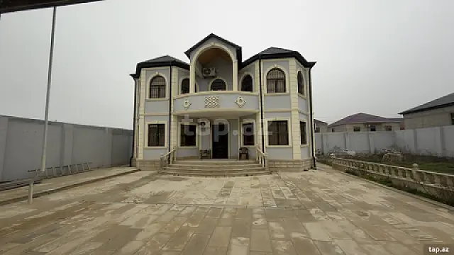 Satılır 9 otaqlı həyət evi