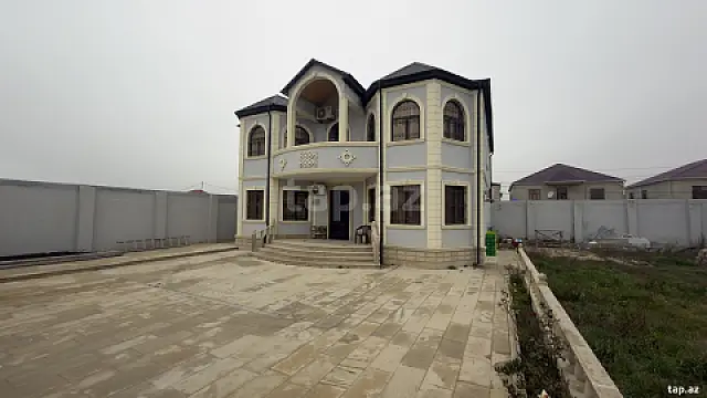 Satılır 9 otaqlı həyət evi