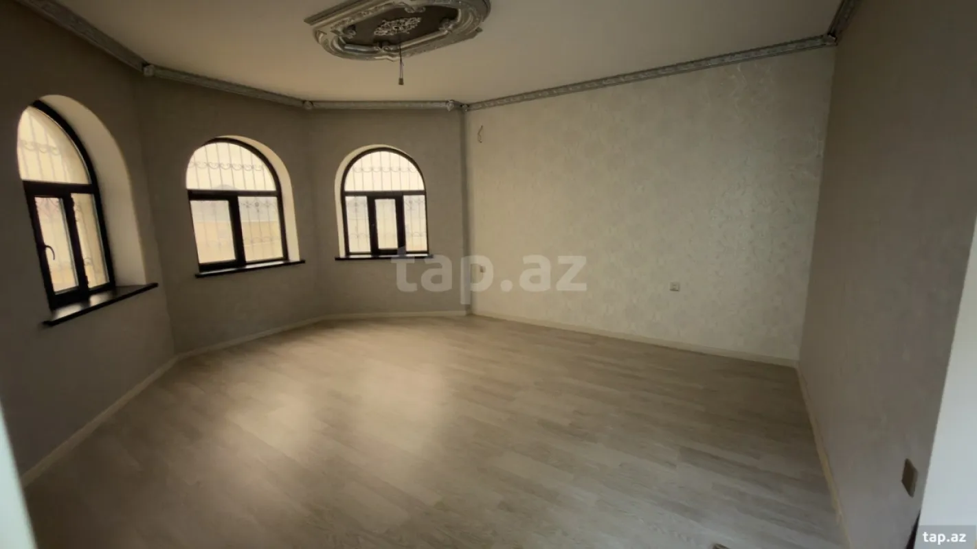 Satılır 9 otaqlı həyət evi