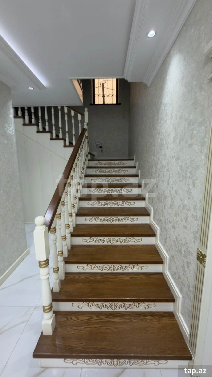 Satılır 9 otaqlı həyət evi