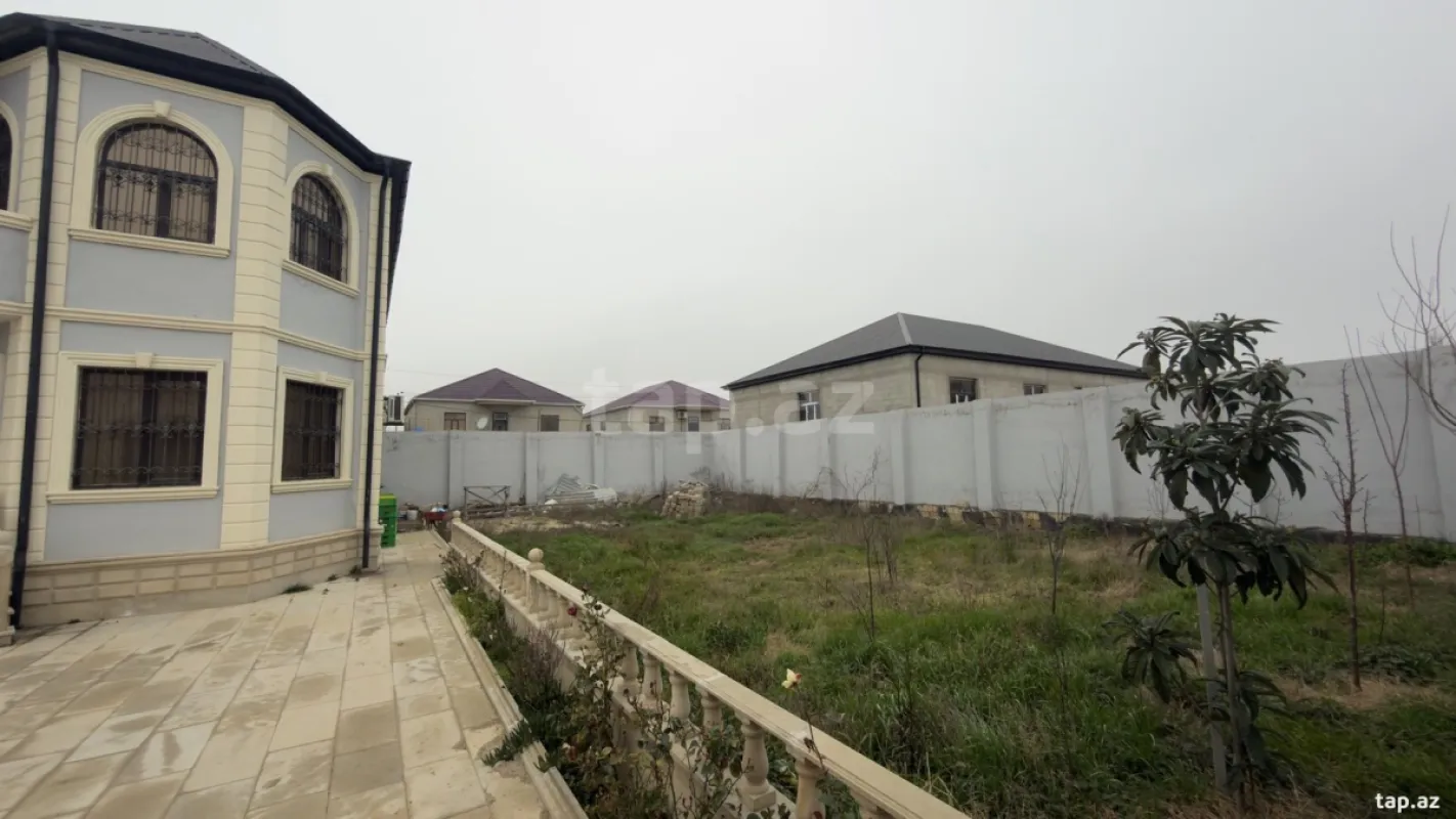 Satılır 9 otaqlı həyət evi