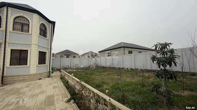 Satılır 9 otaqlı həyət evi