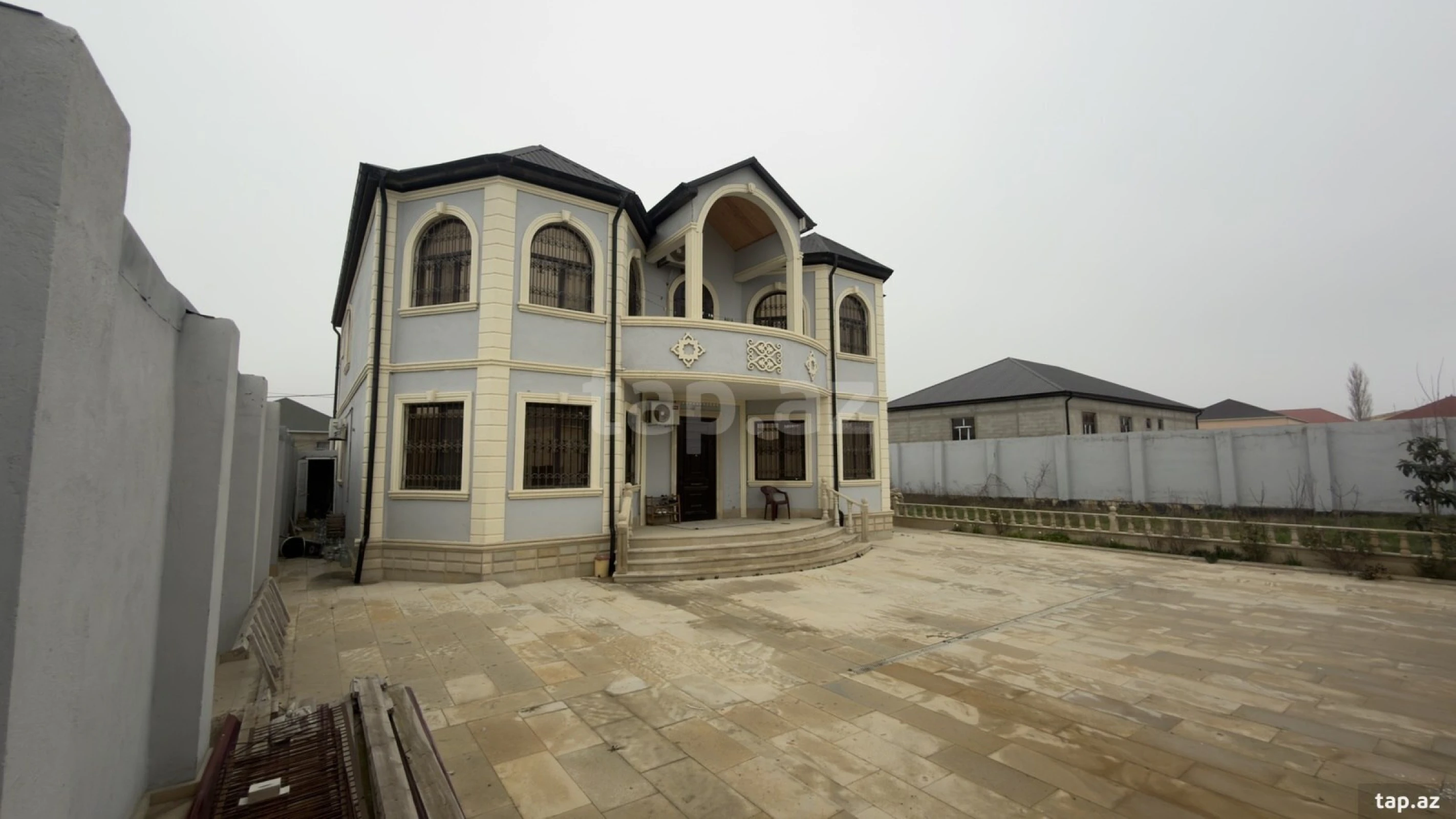 Satılır 9 otaqlı həyət evi