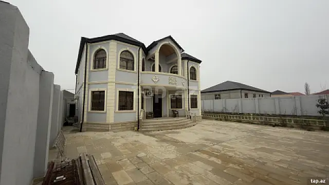 Satılır 9 otaqlı həyət evi