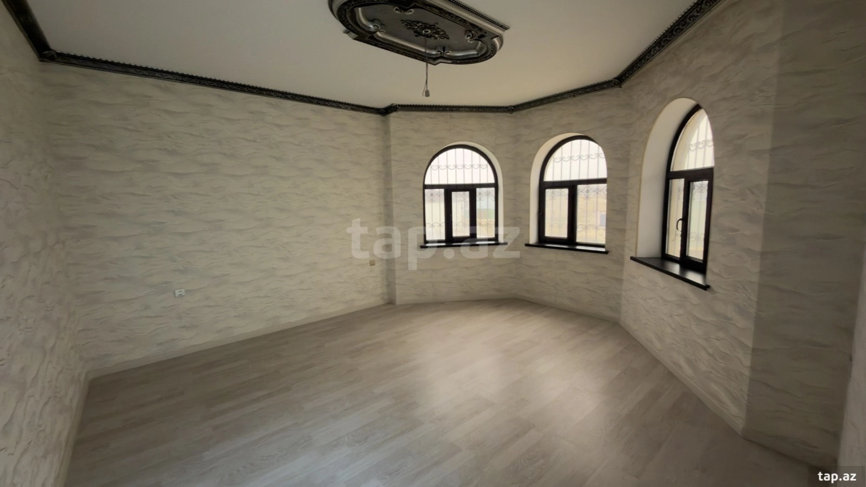 Satılır 9 otaqlı həyət evi