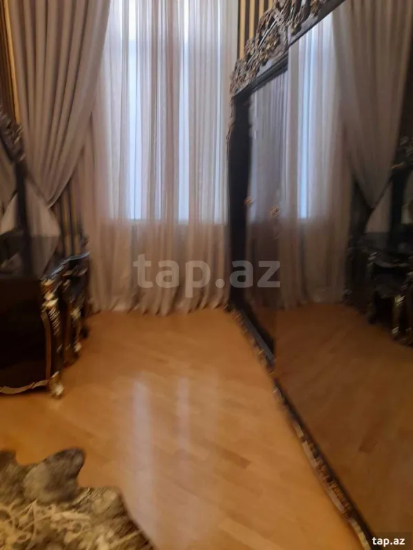 Satılır 8 otaqlı həyət evi 900 m²