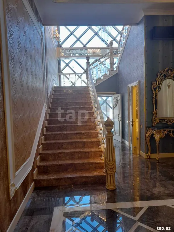 Satılır 8 otaqlı həyət evi 900 m²