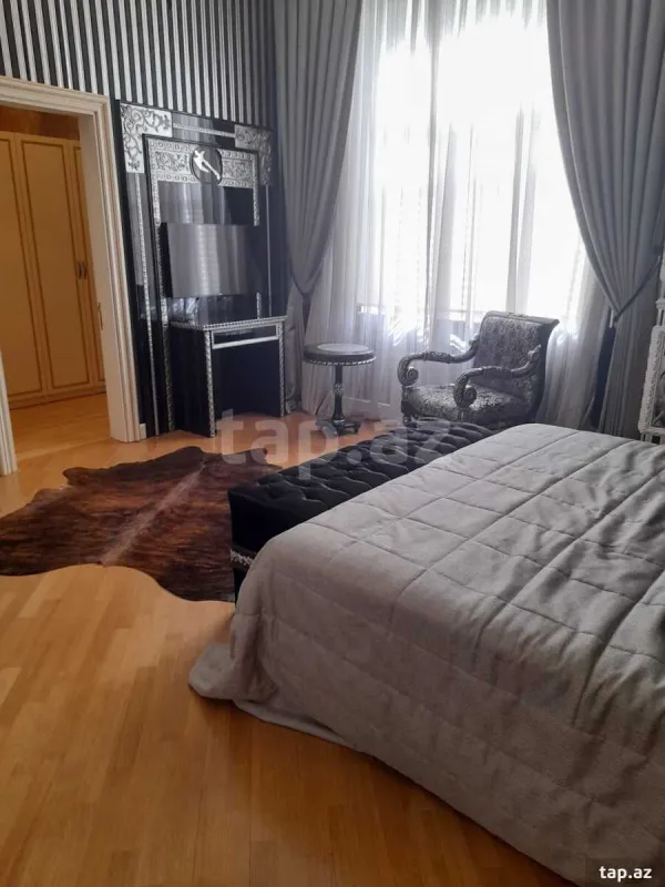Satılır 8 otaqlı həyət evi 900 m²