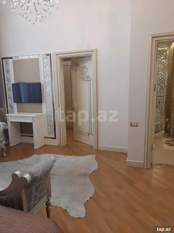 Satılır 8 otaqlı həyət evi 900 m²
