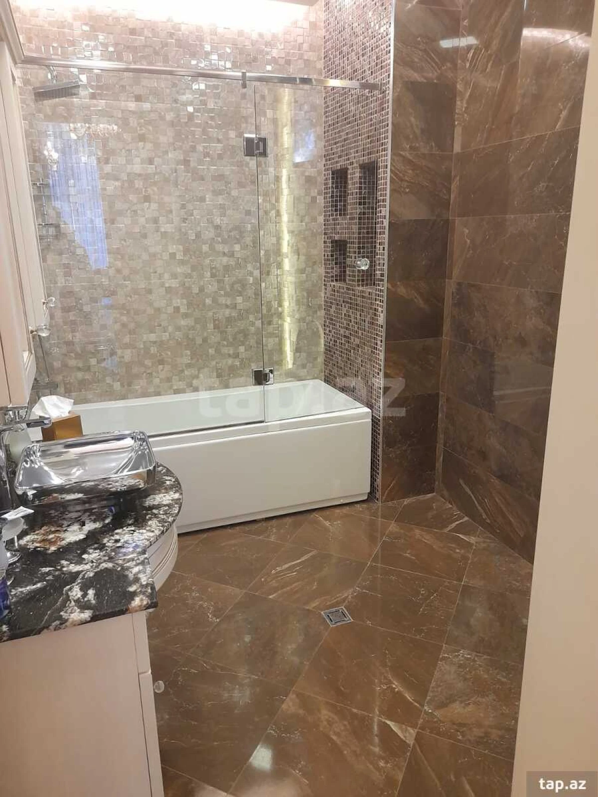 Satılır 8 otaqlı həyət evi 900 m²