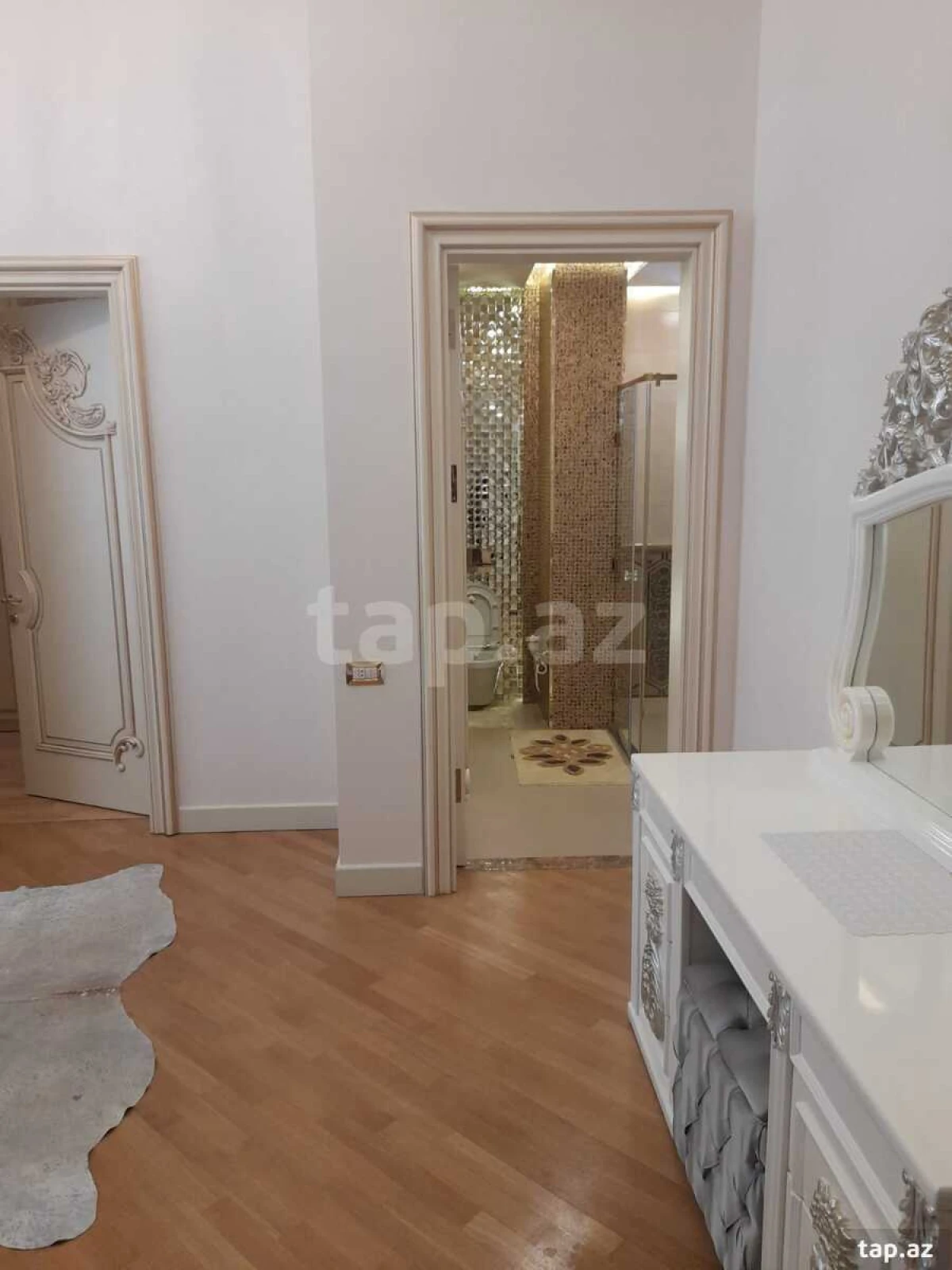 Satılır 8 otaqlı həyət evi 900 m²