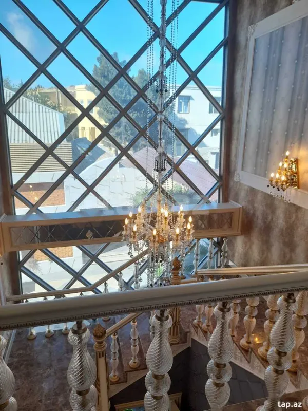 Satılır 8 otaqlı həyət evi 900 m²