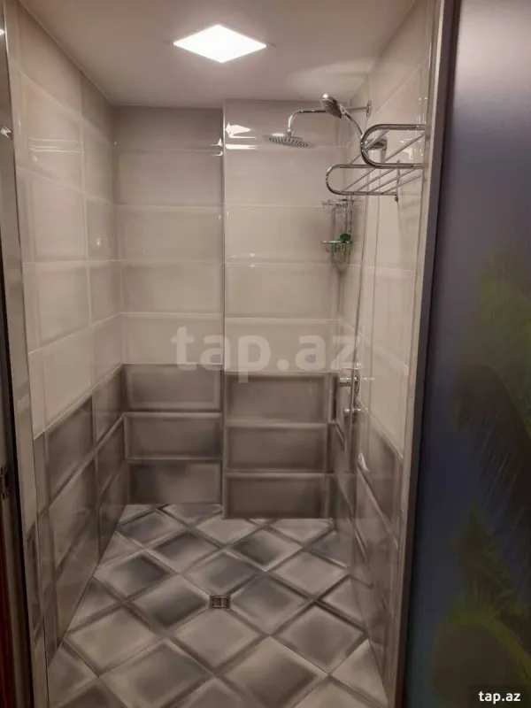 Satılır 8 otaqlı həyət evi 900 m²