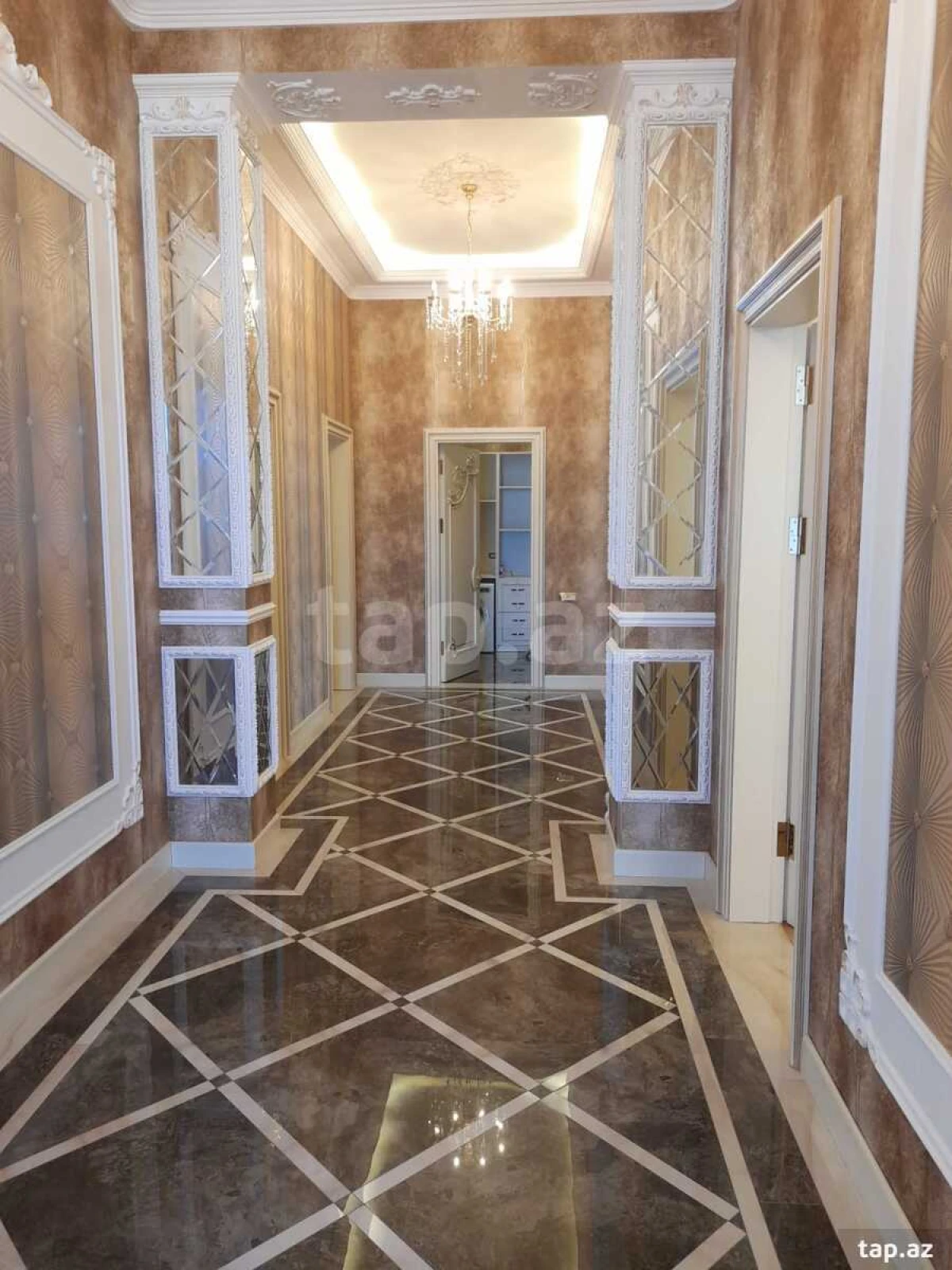 Satılır 8 otaqlı həyət evi 900 m²