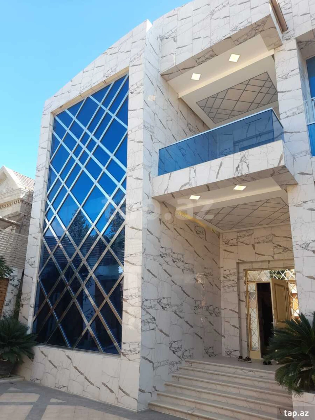 Satılır 8 otaqlı həyət evi 900 m²