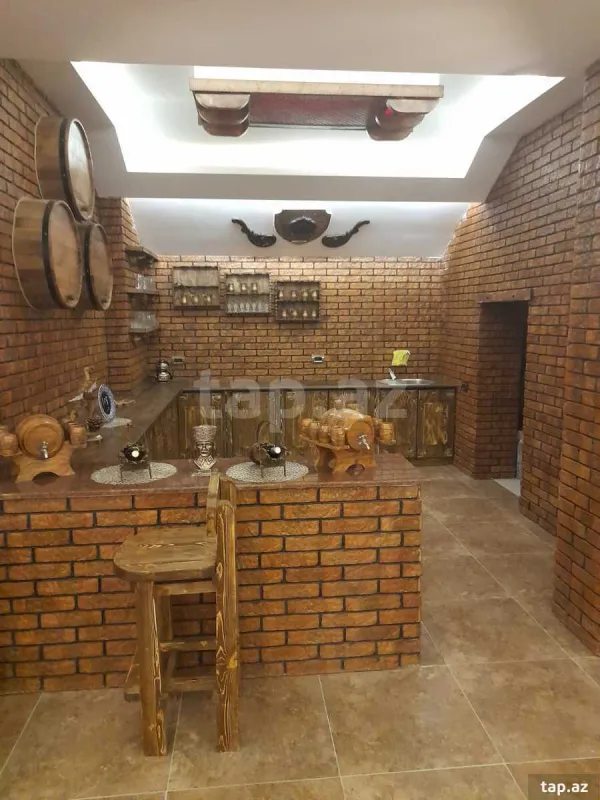 Satılır 8 otaqlı həyət evi 900 m²