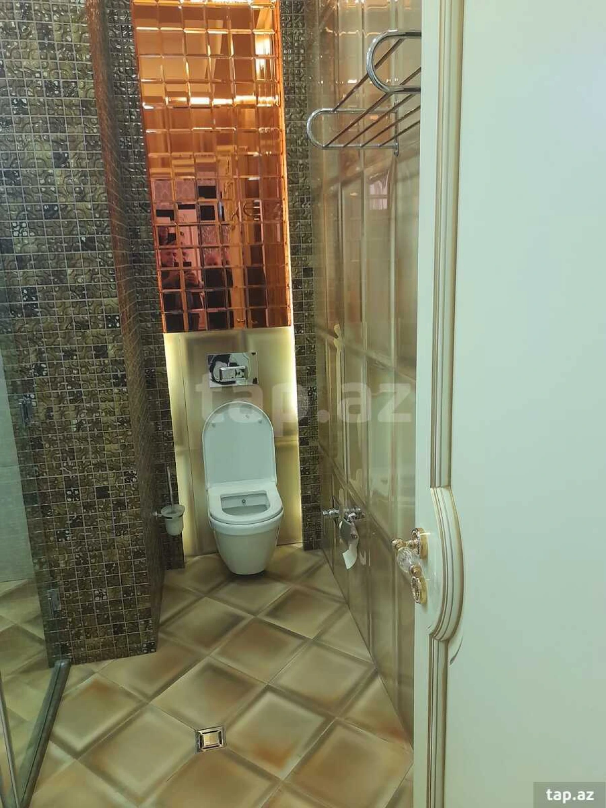 Satılır 8 otaqlı həyət evi 900 m²