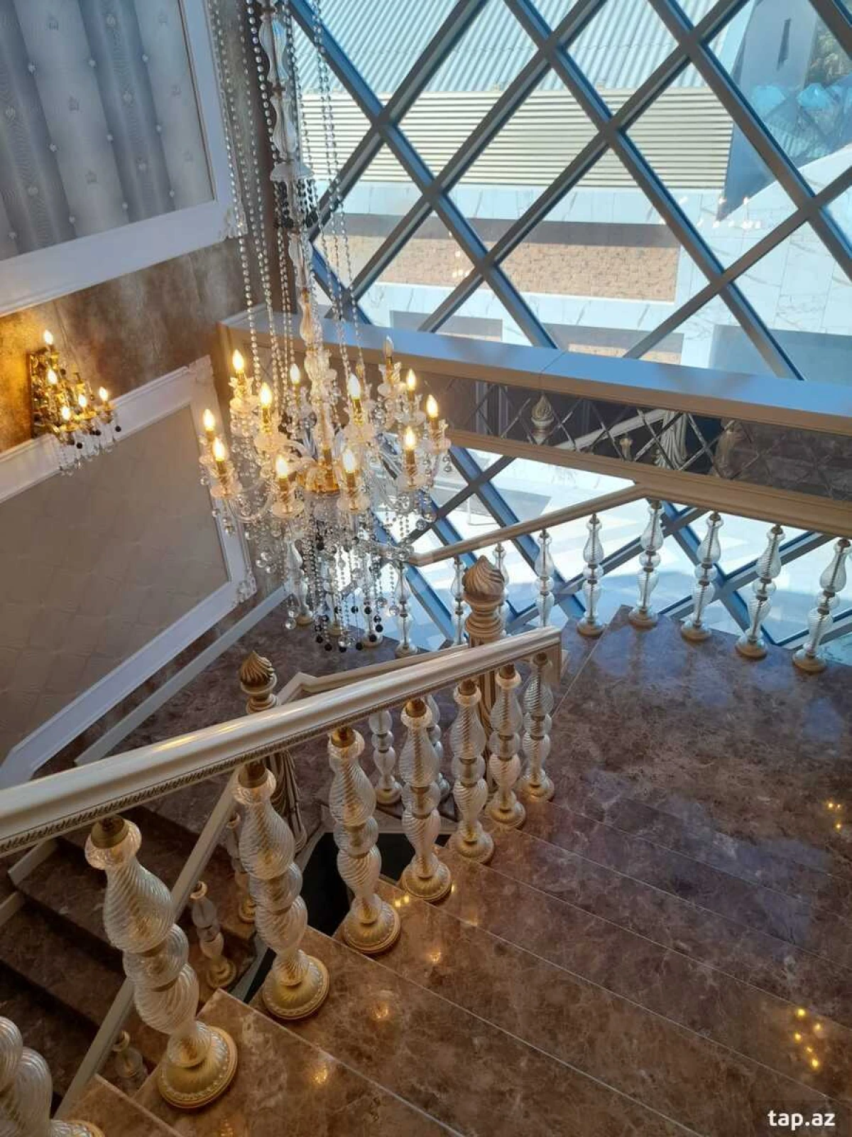 Satılır 8 otaqlı həyət evi 900 m²