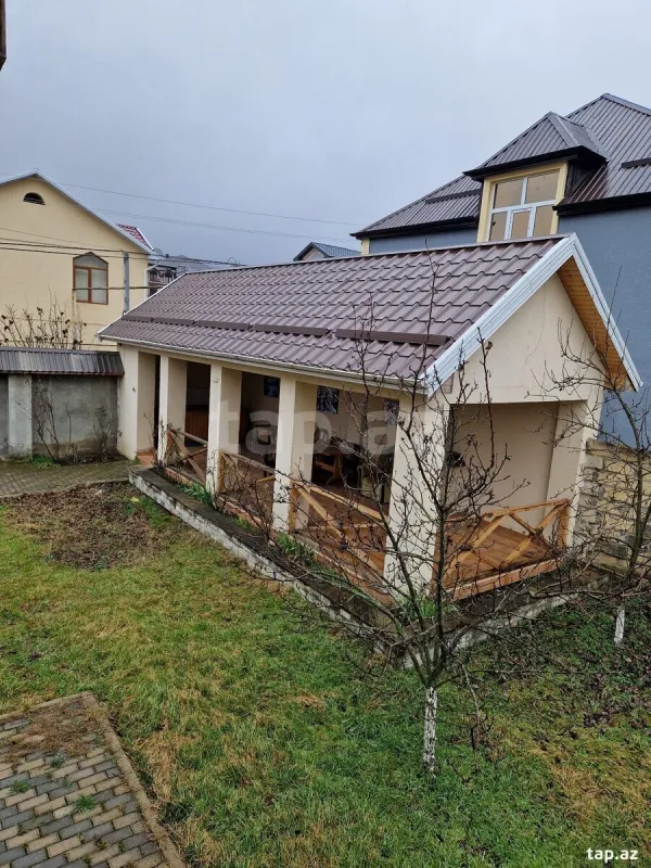 Satılır 6 otaqlı həyət evi