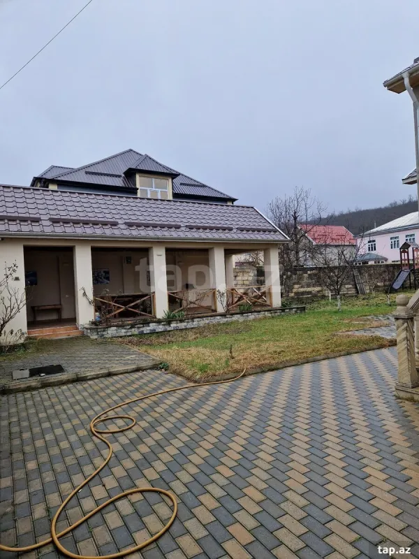 Satılır 6 otaqlı həyət evi