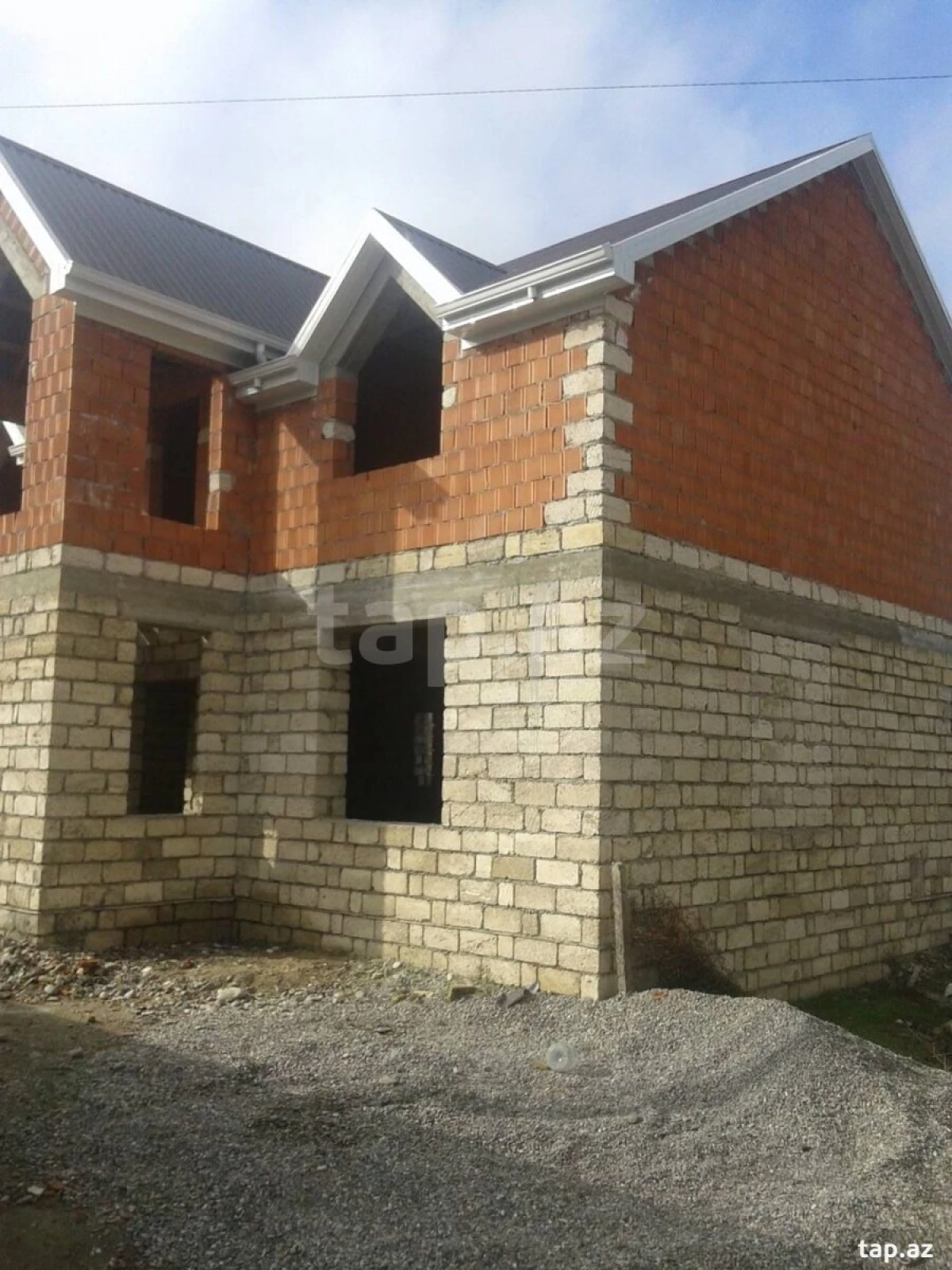 Satılır 7 otaqlı həyət evi