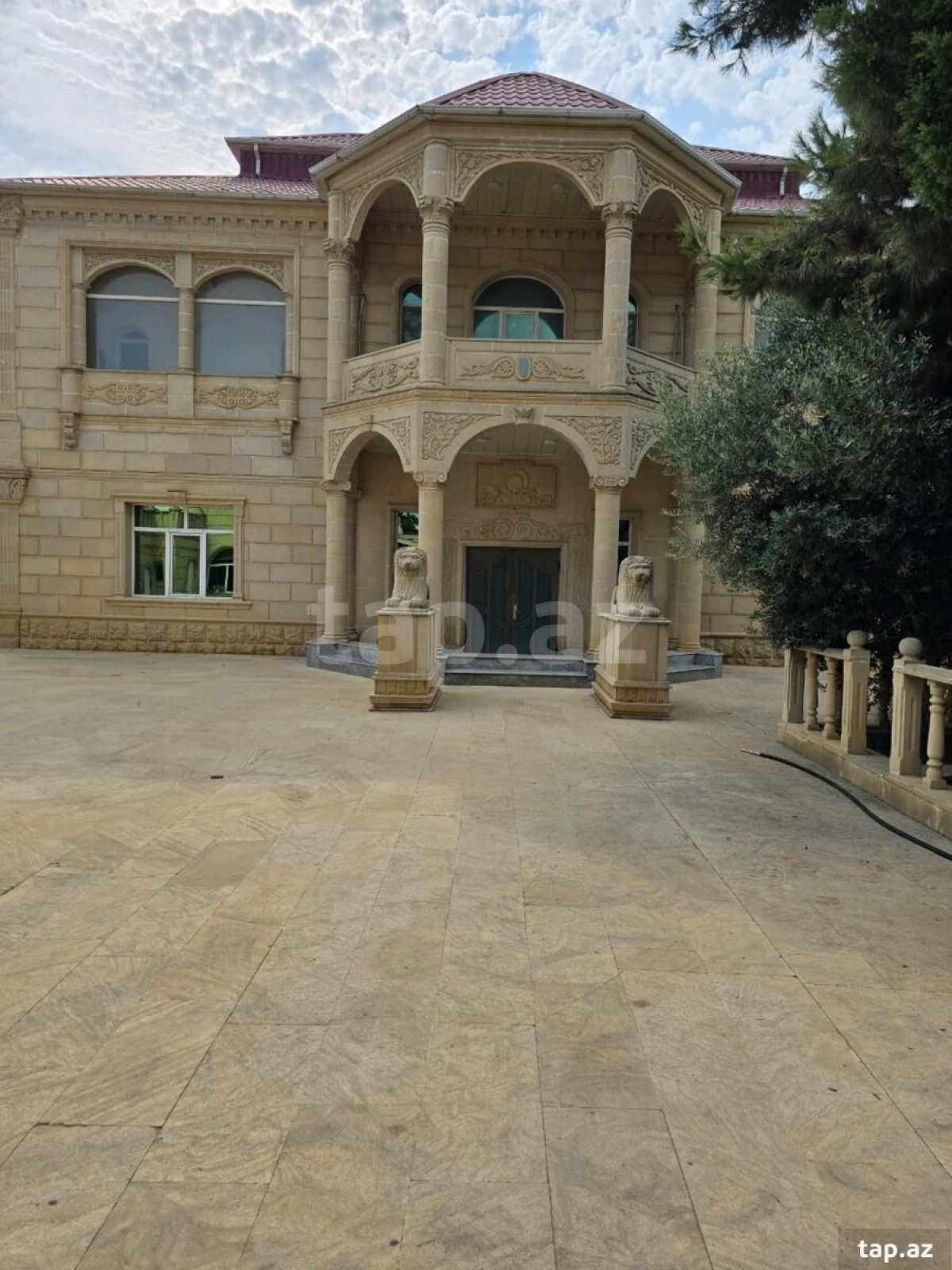 Satılır 10 otaqlı həyət evi