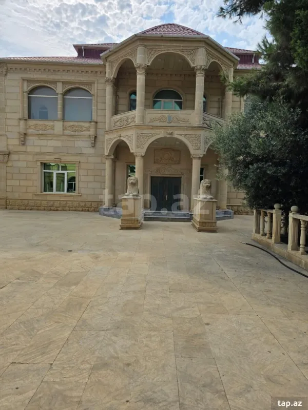 Satılır 10 otaqlı həyət evi