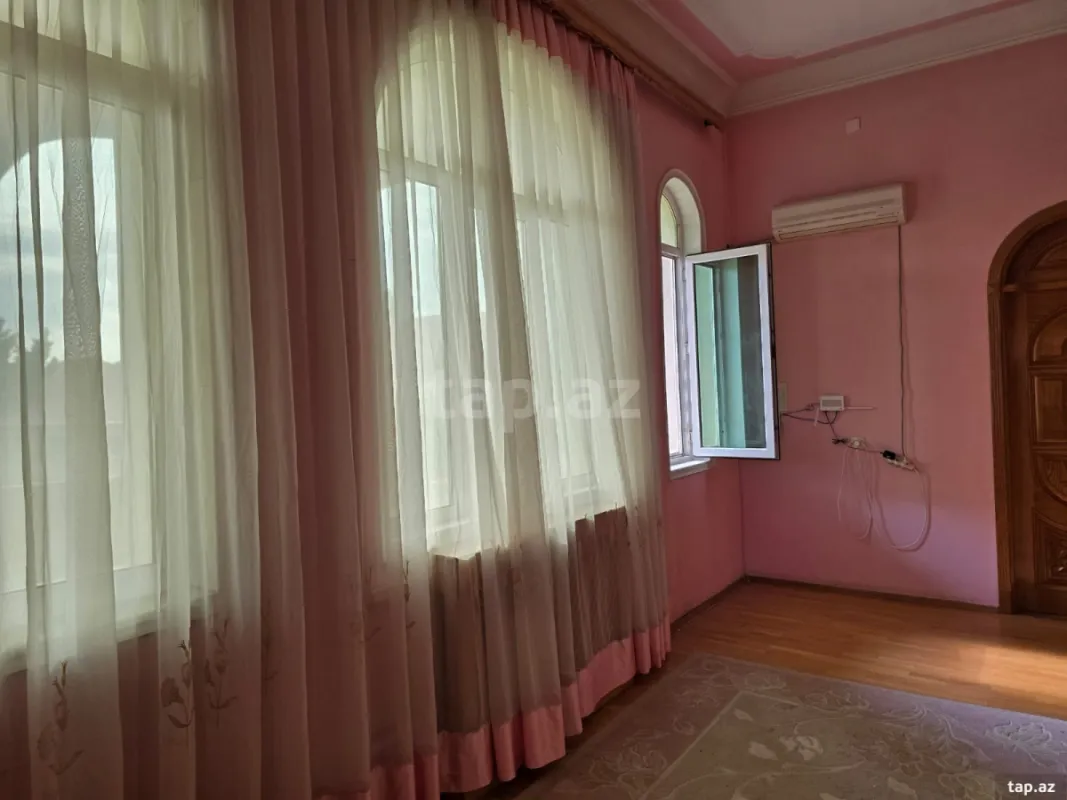 Satılır 10 otaqlı həyət evi