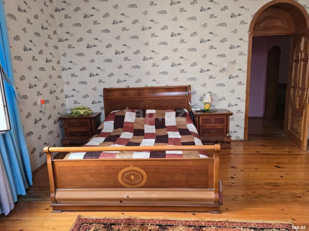 Satılır 10 otaqlı həyət evi